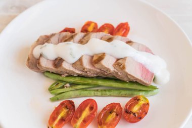 Tuna biftek salatası ile