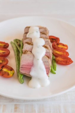 Tuna biftek salatası ile