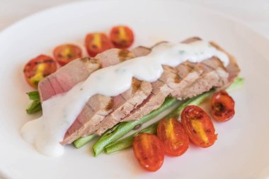 Tuna biftek salatası ile