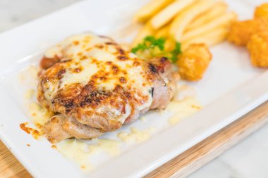 tavuk ve domuz eti biftek