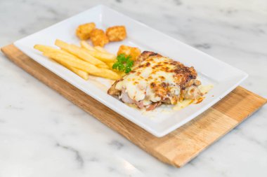 tavuk ve domuz eti biftek