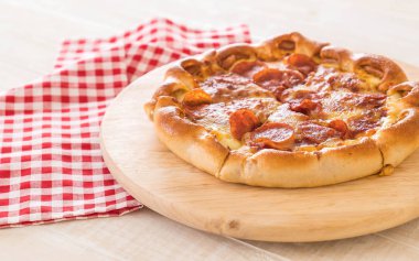 Ev yapımı biberli Pizza ahşap plaka üzerinde