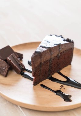 Ahşap üzerine çikolatalı kek