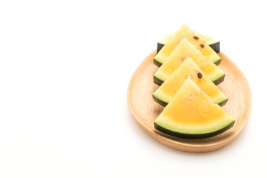 beyaz üzerine taze sarı karpuz 