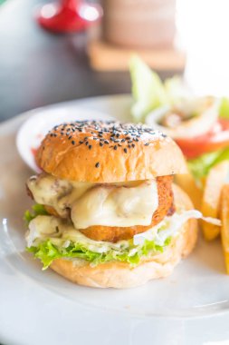 kızarmış tavuk burger peynirli