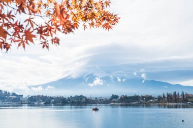 Dağ Fuji San ile bulutlu 