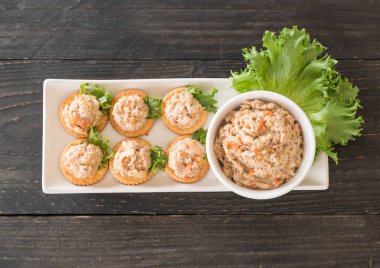 ton balıklı kraker ile yayıldı