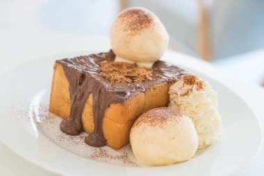 Bal tost vanilyalı dondurma ve çikolata ile