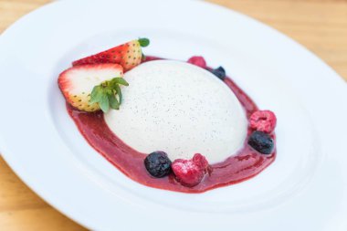 Panna cotta çilek