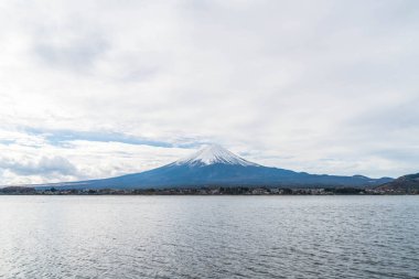 Japonya 'daki Kawaguchiko Gölü' nde Fuji Dağı..