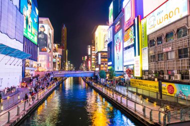 Osaka, Japonya - 19 Kasım 2016: Bir grup insan shopp için yürüyüş