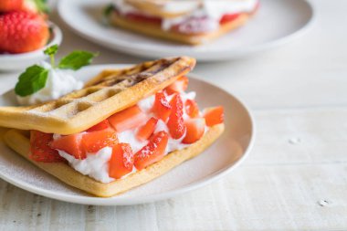 ahşap üzerine çilek ile waffle