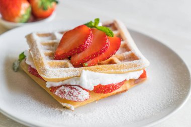 ahşap üzerine çilek ile waffle