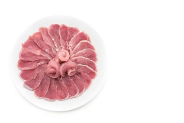 beyaz üzerine taze dilimlenmiş domuz