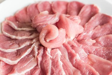 ahşap üzerine taze dilimlenmiş domuz