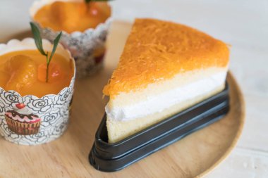 Turuncu kek ve altın konu pasta 