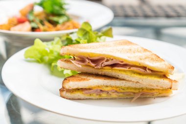 Jambonlu peynirli sandviç