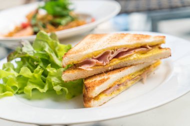 Jambonlu peynirli sandviç