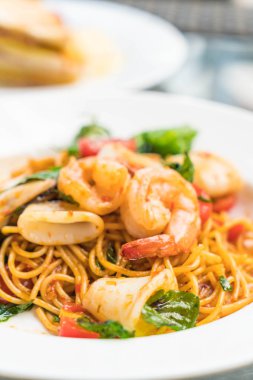 tavada kızartılmış Baharatlı deniz mahsulleri spagetti 