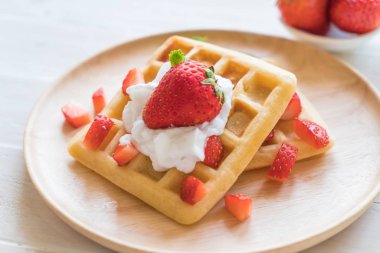 ahşap üzerine çilek ile waffle
