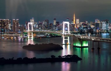 Tokyo siluetinin Tokyo kule ve Gökkuşağı Köprüsü ile. 