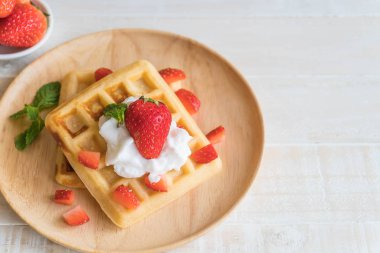 ahşap üzerine çilek ile waffle