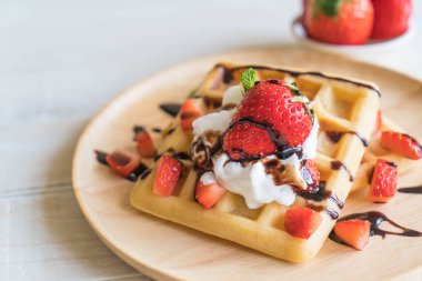 ahşap üzerine çilek ile waffle