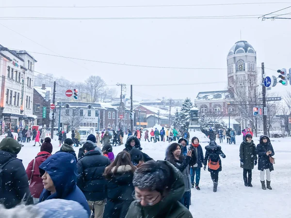 Hokkaido, Japón - DIC 15, 2016: Los turistas están caminando a lo largo de Sakai — Foto de Stock