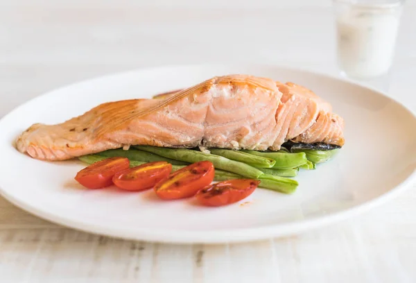 Bife de salmão grelhado — Fotografia de Stock