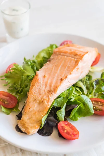 Bife de salmão grelhado — Fotografia de Stock