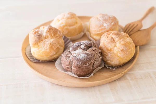 kremalı pasta plaka üzerinde