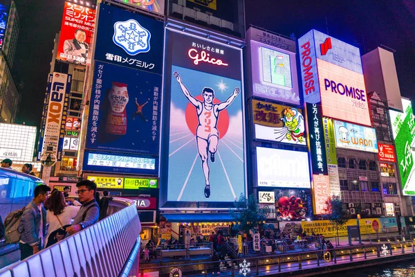 OSAKA, JAPÓN - 19 NOV 2016: Grupo de personas caminando para ir de compras — Foto de Stock