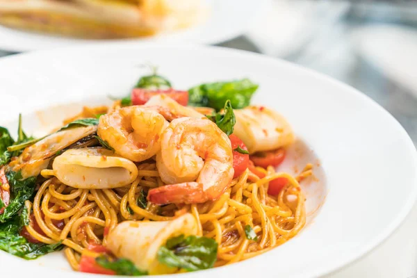 tavada kızartılmış Baharatlı deniz mahsulleri spagetti 