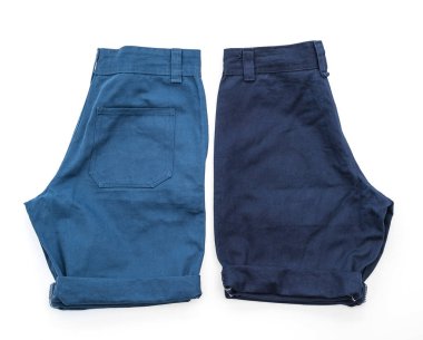 beyaz üzerine kısa pantolon