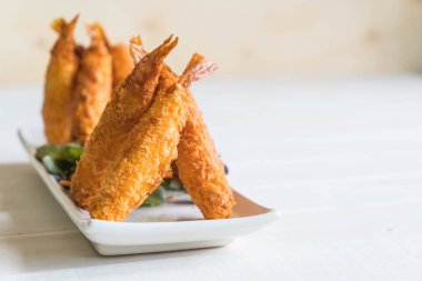  ahşap üzerine meyilli kızarmış karides