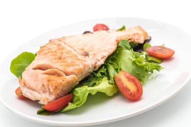 beyaz üzerine Somon ızgara biftek