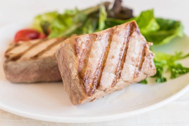 Tuna biftek salatası ile