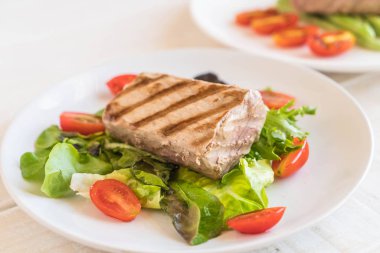 Tuna biftek salatası ile