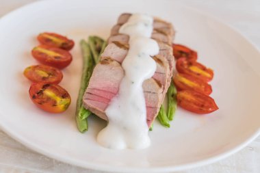 Tuna biftek salatası ile