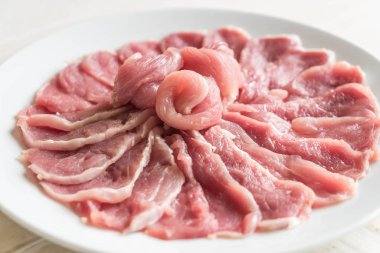 ahşap üzerine taze dilimlenmiş domuz