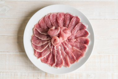 ahşap üzerine taze dilimlenmiş domuz