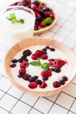 karışık meyveli Yoğurtlu