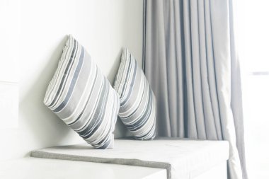 Oturma odasında kanepe dekorasyon güzel yastık 