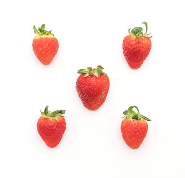 beyaz üzerine taze çilek