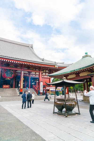 TOKIO-NOV 16: Multitud de personas en el templo budista Sensoji en Novem —  Fotos de Stock