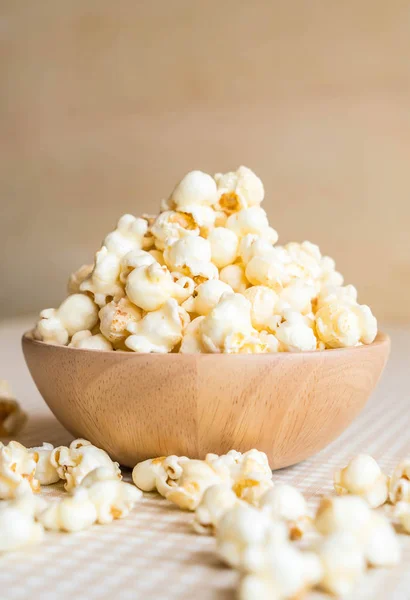 Karamelový popcorn na stole — Stock fotografie