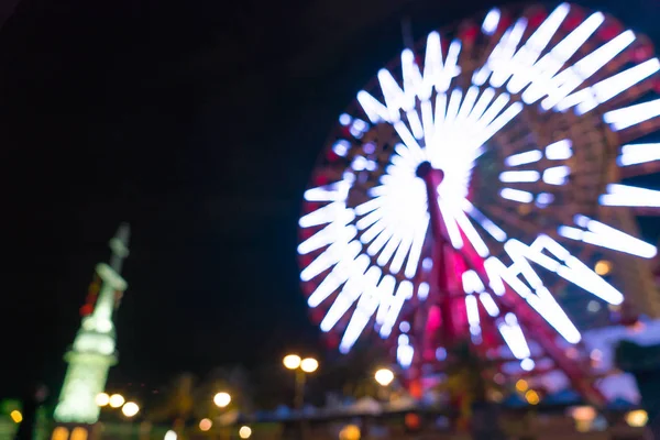 Bokeh rozostřeného noční přístav světla pozadí s ruské kolo — Stock fotografie