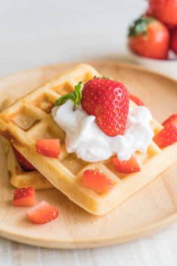 ahşap üzerine çilek ile waffle