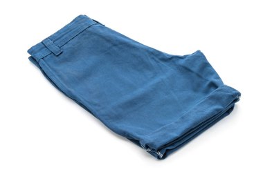 beyaz üzerine kısa pantolon