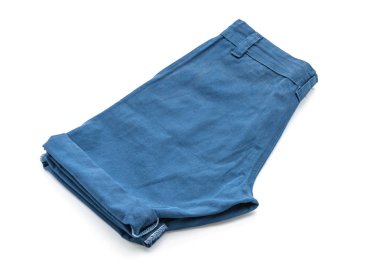 beyaz üzerine kısa pantolon